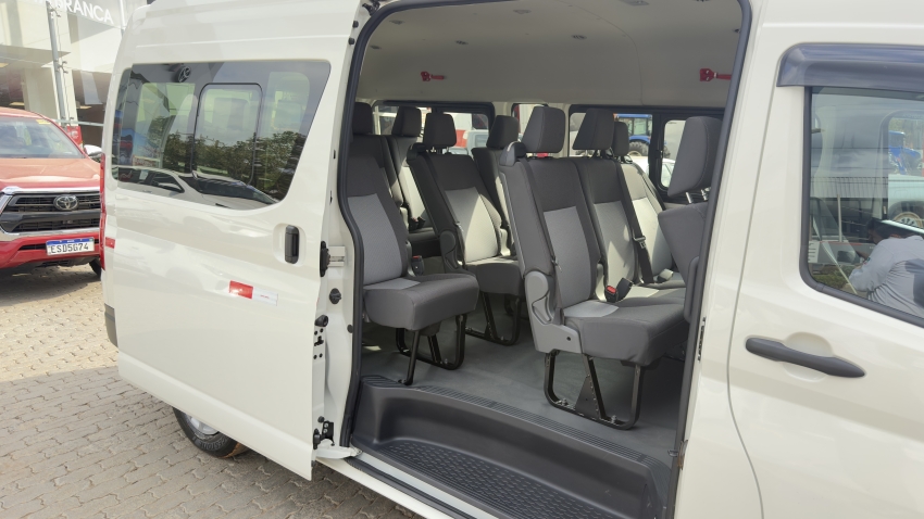 Toyota HIACE 2.8 D-4D TURBO DIESEL MINIBUS 15+1 DX AUTOMÁTICO 15