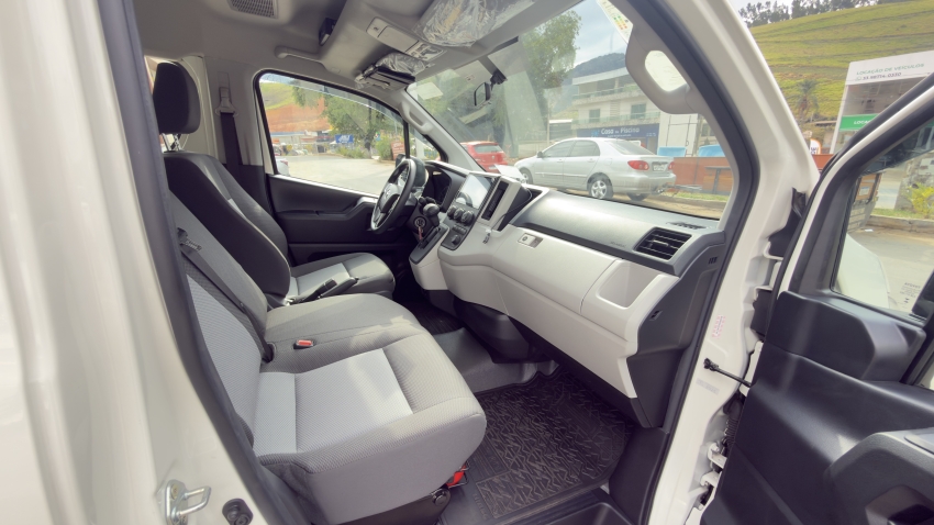 Toyota HIACE 2.8 D-4D TURBO DIESEL MINIBUS 15+1 DX AUTOMÁTICO 13