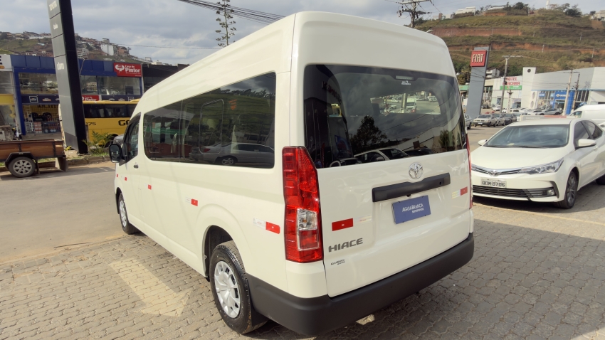 Toyota HIACE 2.8 D-4D TURBO DIESEL MINIBUS 15+1 DX AUTOMÁTICO 6