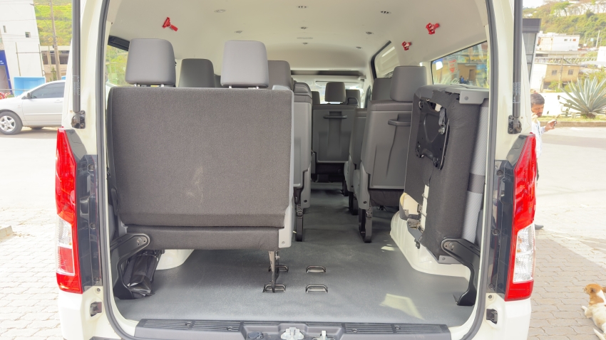 Toyota HIACE 2.8 D-4D TURBO DIESEL MINIBUS 15+1 DX AUTOMÁTICO 16