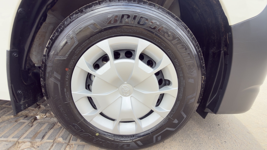 Toyota HIACE 2.8 D-4D TURBO DIESEL MINIBUS 15+1 DX AUTOMÁTICO 2