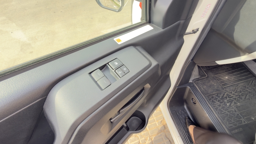 Toyota HIACE 2.8 D-4D TURBO DIESEL MINIBUS 15+1 DX AUTOMÁTICO 11