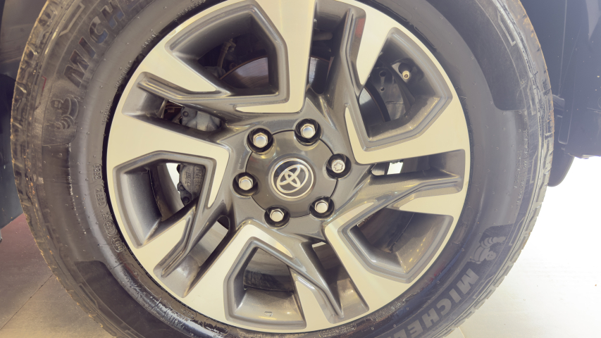 Toyota HILUX SW4 2.8 D-4D TURBO DIESEL SRX PLATINUM 4X4 AUTOMÁTICO 2