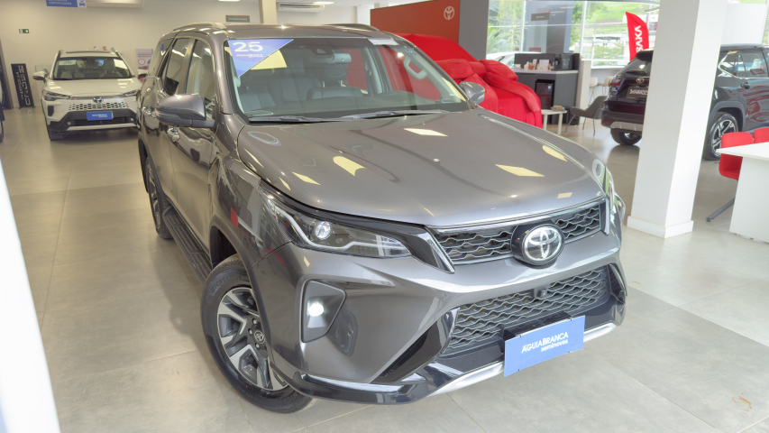 Toyota HILUX SW4 2.8 D-4D TURBO DIESEL SRX PLATINUM 4X4 AUTOMÁTICO 5