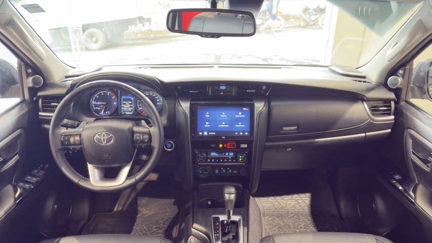Toyota HILUX SW4 2.8 D-4D TURBO DIESEL SRX PLATINUM 4X4 AUTOMÁTICO 12