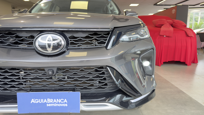 Toyota HILUX SW4 2.8 D-4D TURBO DIESEL SRX PLATINUM 4X4 AUTOMÁTICO 4