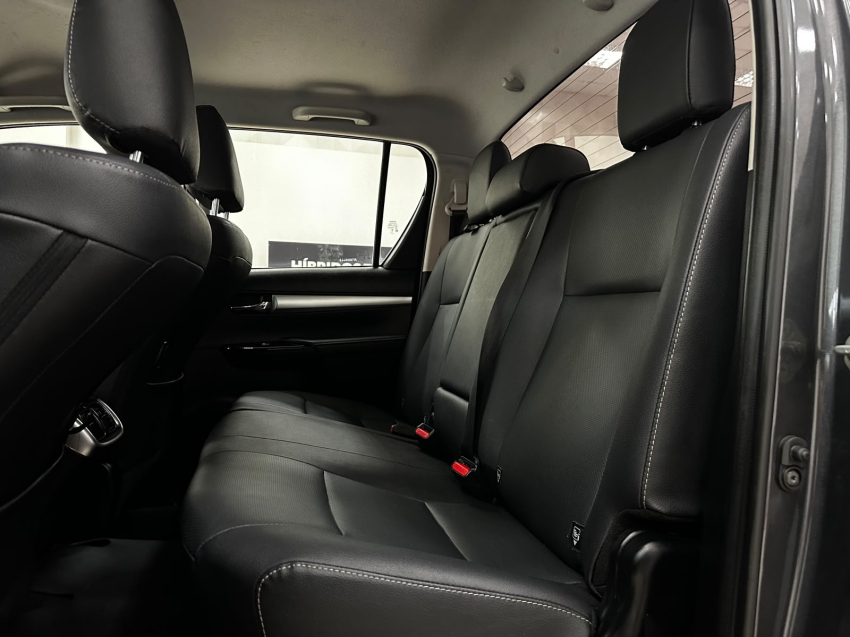 Toyota HILUX 2.8 D-4D TURBO DIESEL CD SRX 4X4 AUTOMÁTICO 14