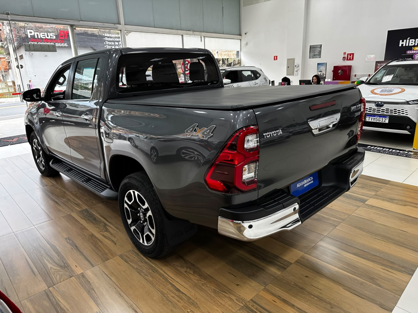 Toyota HILUX 2.8 D-4D TURBO DIESEL CD SRX 4X4 AUTOMÁTICO 5