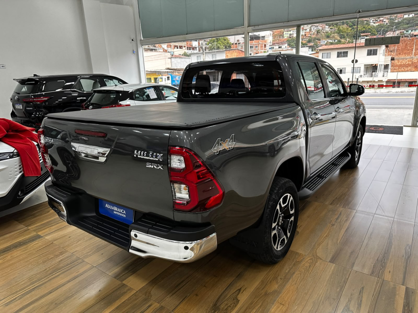 Toyota HILUX 2.8 D-4D TURBO DIESEL CD SRX 4X4 AUTOMÁTICO 7