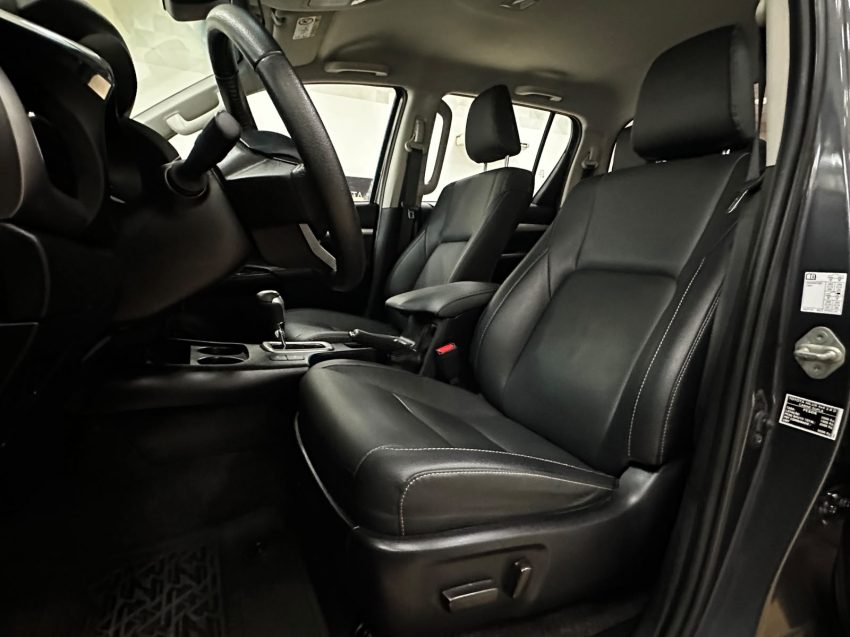 Toyota HILUX 2.8 D-4D TURBO DIESEL CD SRX 4X4 AUTOMÁTICO 13