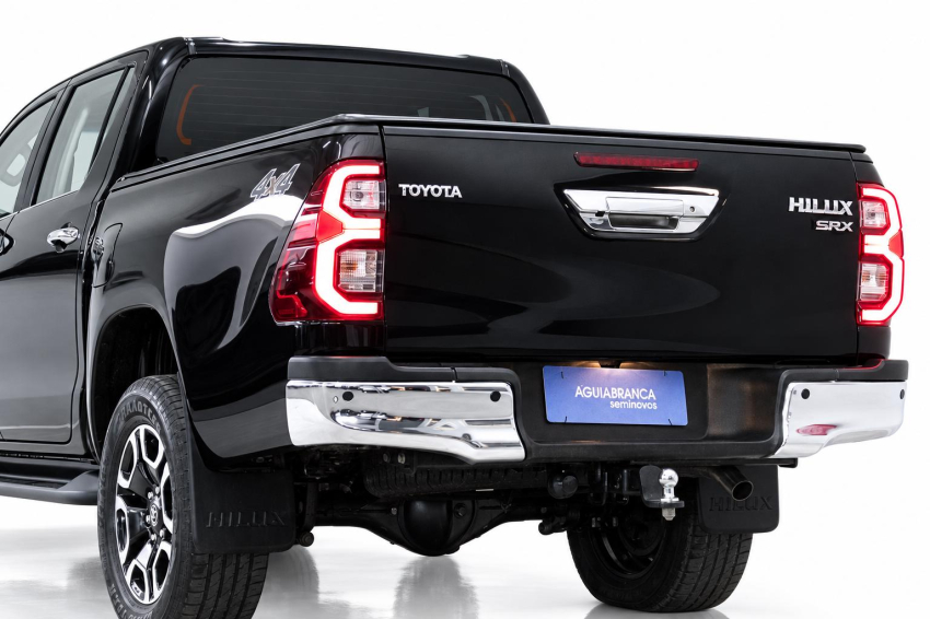 Toyota HILUX 2.8 D-4D TURBO DIESEL CD SRX 4X4 AUTOMÁTICO 8