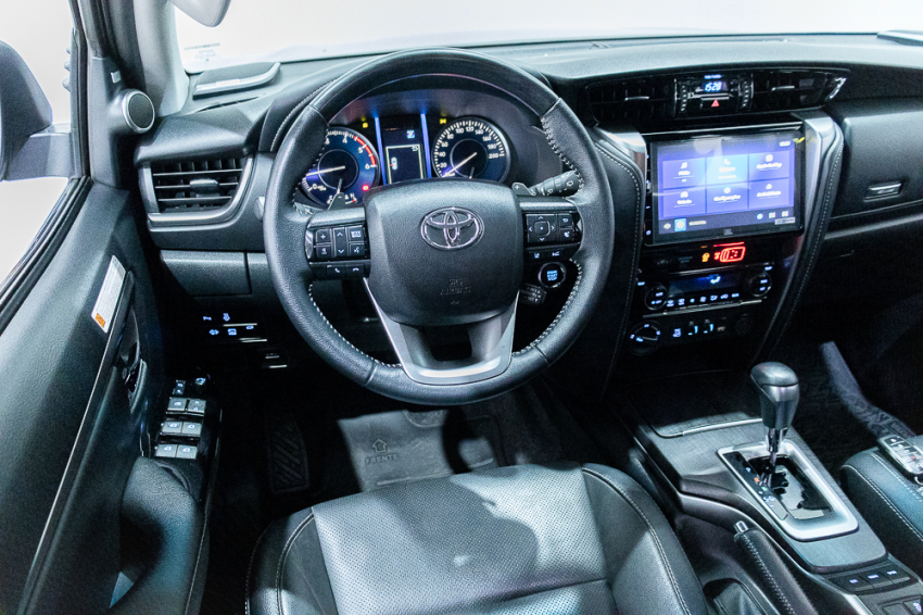 Toyota HILUX SW4 2.8 D-4D TURBO DIESEL SRX 7L 4X4 AUTOMÁTICO 17