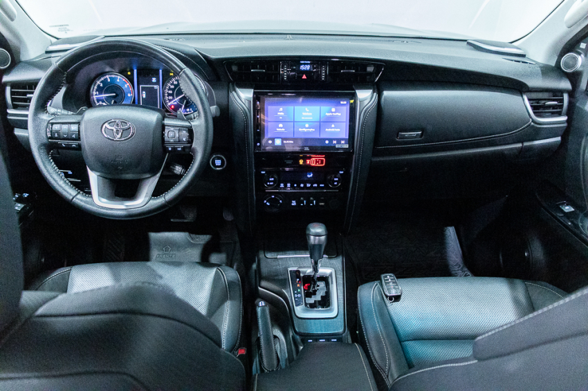 Toyota HILUX SW4 2.8 D-4D TURBO DIESEL SRX 7L 4X4 AUTOMÁTICO 16