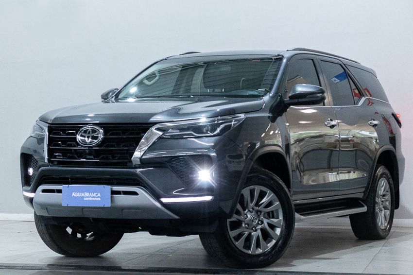 Toyota HILUX SW4 2.8 D-4D TURBO DIESEL SRX 7L 4X4 AUTOMÁTICO
