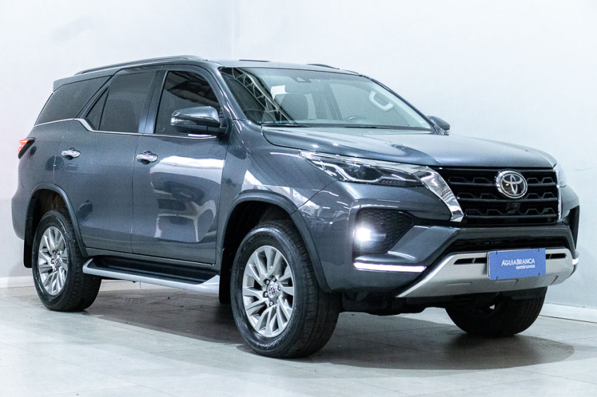 Toyota HILUX SW4 2.8 D-4D TURBO DIESEL SRX 7L 4X4 AUTOMÁTICO 5