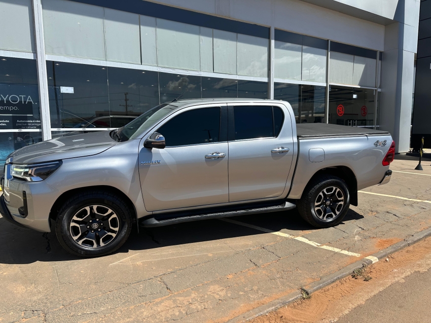 toyota hilux 2.8 d-4d turbo diesel cd srx 4x4 automatico 5p 20213