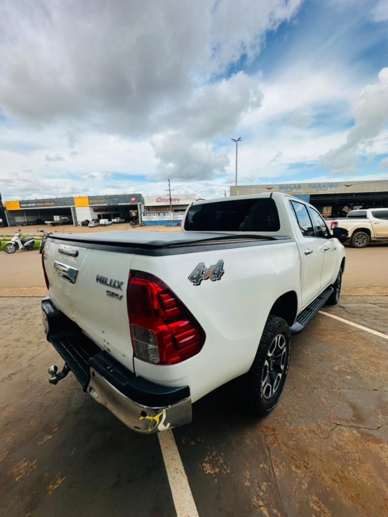 toyota hilux 2.8 d-4d turbo diesel cd srv 4x4 automatico 4p 2022