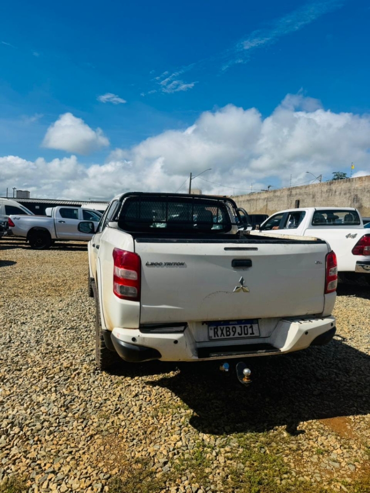 mitsubishi l200 triton 2.4 16v turbo diesel gl cd 4x4 manual 4p 20232