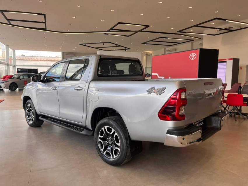 toyota hilux 2.8 d-4d turbo diesel cd srv 4x4 automatico 2.0 4p 20252