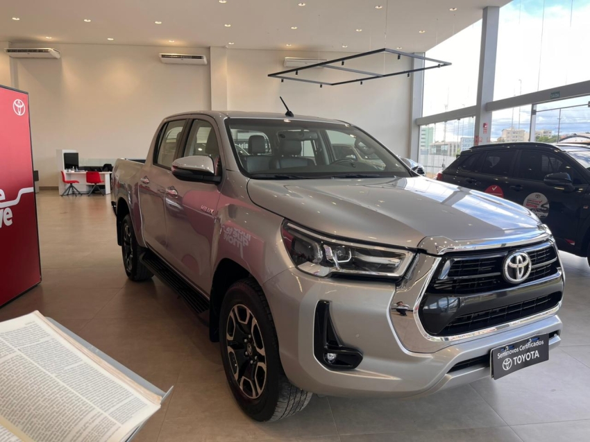 toyota hilux 2.8 d-4d turbo diesel cd srv 4x4 automatico 2.0 4p 2025
