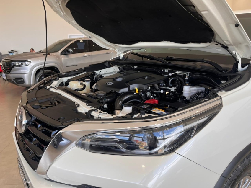 toyota hilux sw4 2.8 d-4d turbo diesel srx 4x4 automatico 4p 20216