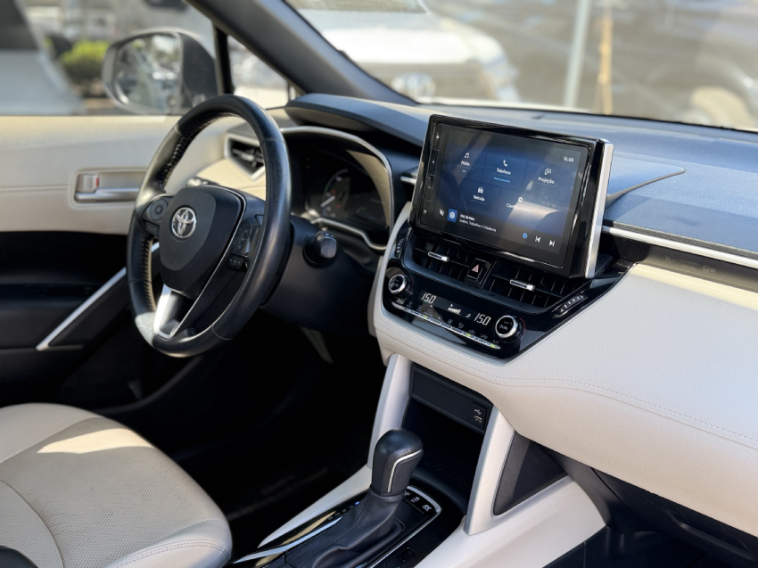 toyota corolla cross xrx hibrido com teto solar13