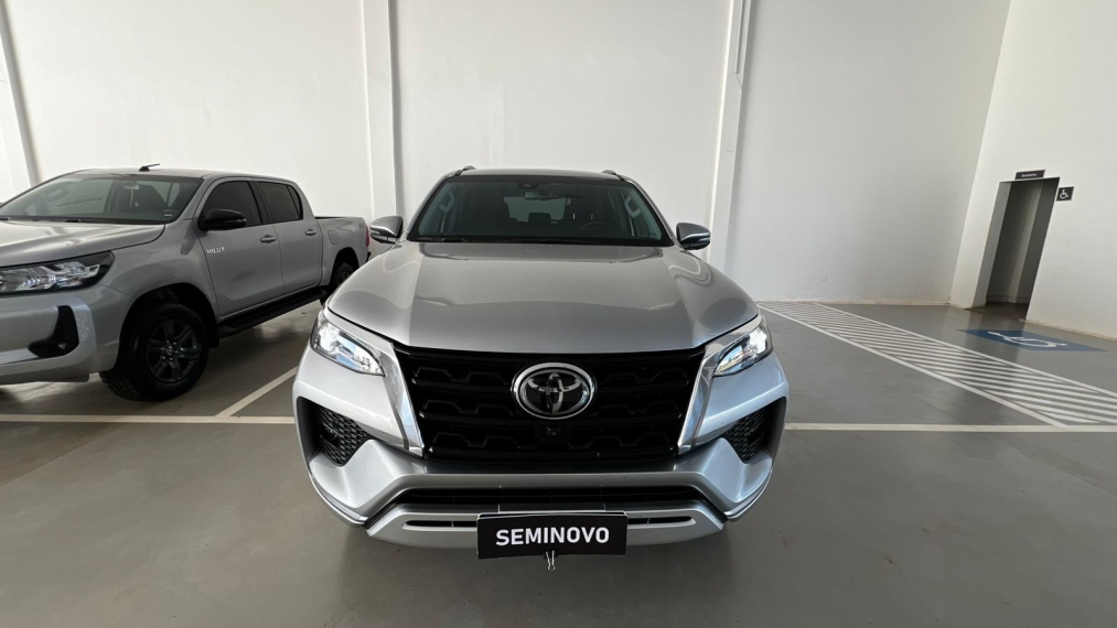 toyota hilux sw4 2.8 d-4d turbo diesel srx 7l 4x4 automatico 5p 2024 toyota hilux sw4 2.8 d-4d turbo diesel srx 7l 4x4 automatico 5p 2024