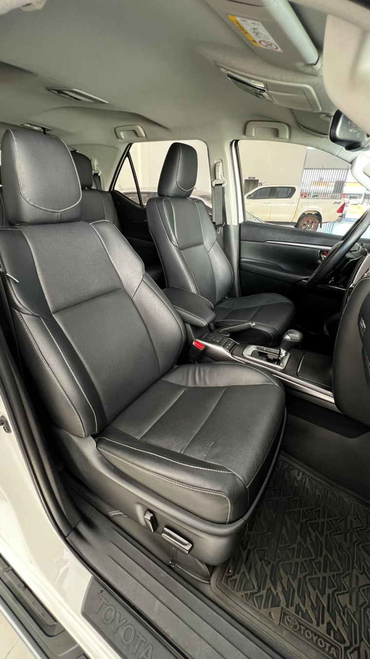 toyota hilux 2.8 d-4d turbo diesel cd srx 4x4 automatico 5p 20228