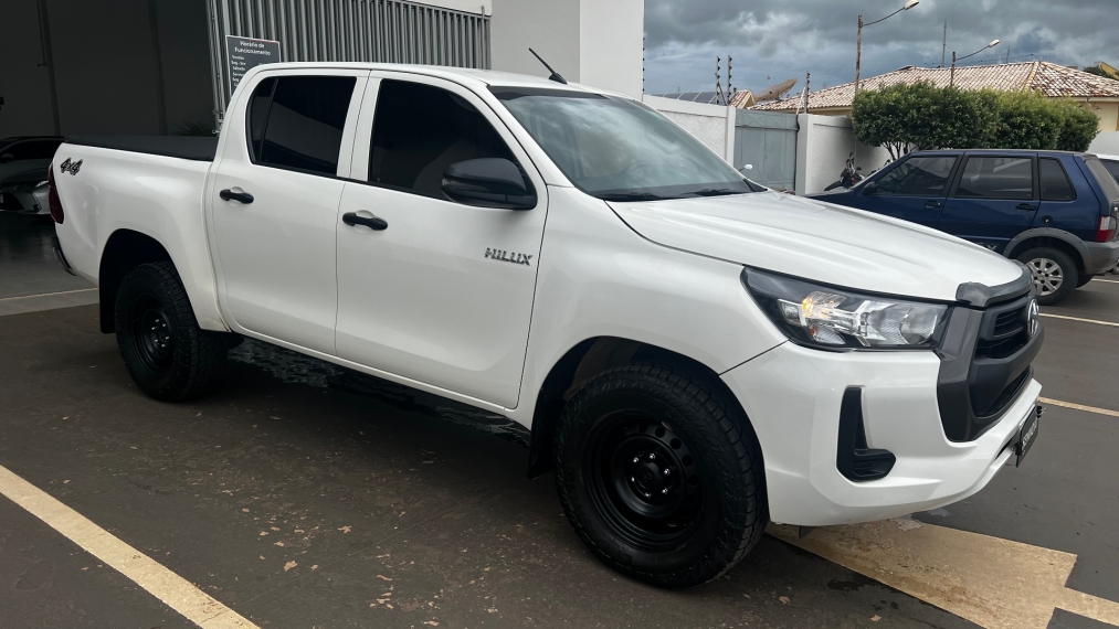toyota hilux 2.8 d-4d turbo diesel cd power pack 4x4 automatica 5p automatico 2024