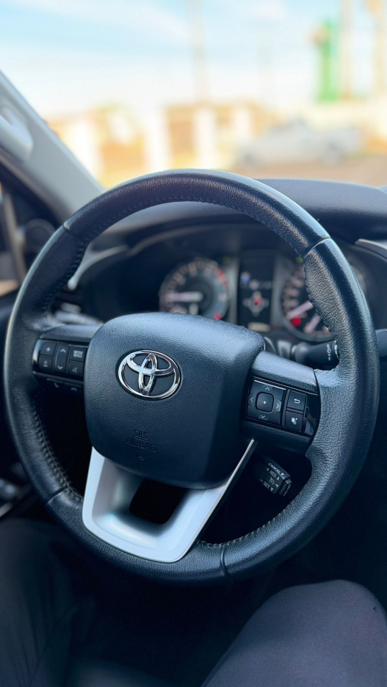 toyota hilux 2.8 d-4d turbo diesel cd srv 4x4 automatico 4p 202112