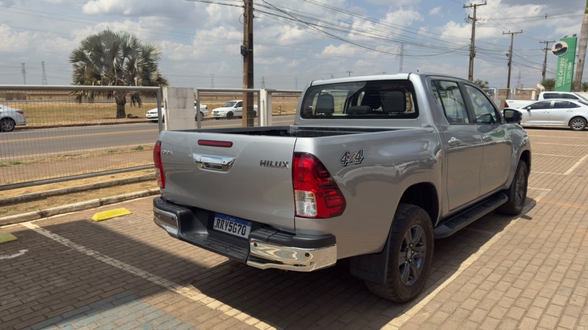 toyota hilux 2.8 d-4d turbo diesel cd sr 4x4 automatico 4p 20243