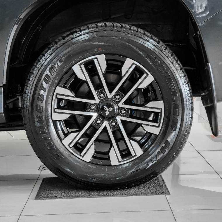 pajero sport hpe-s