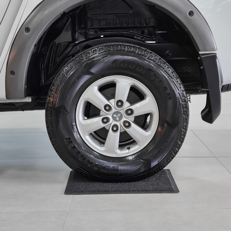 mitsubishi l200 triton gls