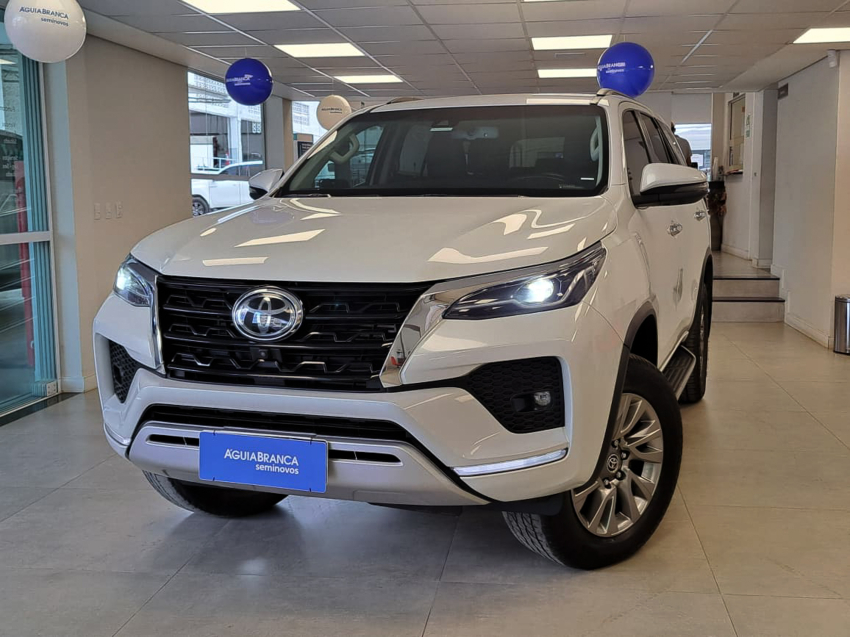 Toyota HILUX SW4 2.8 D-4D TURBO DIESEL SRX 4X4 AUTOMÁTICO