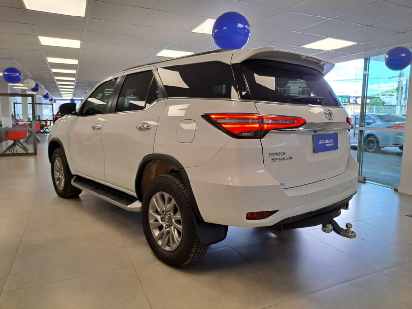 Toyota HILUX SW4 2.8 D-4D TURBO DIESEL SRX 4X4 AUTOMÁTICO 7