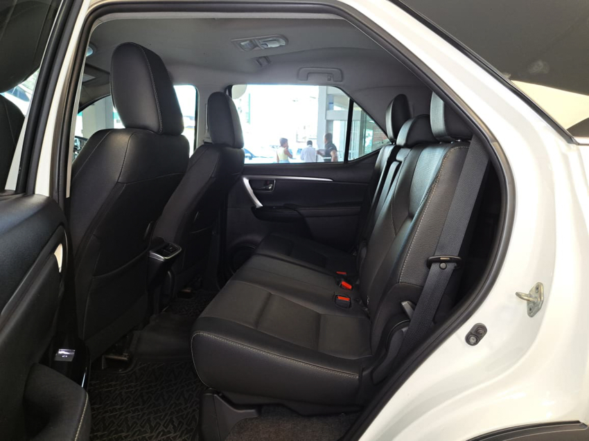Toyota HILUX SW4 2.8 D-4D TURBO DIESEL SRX 4X4 AUTOMÁTICO 27