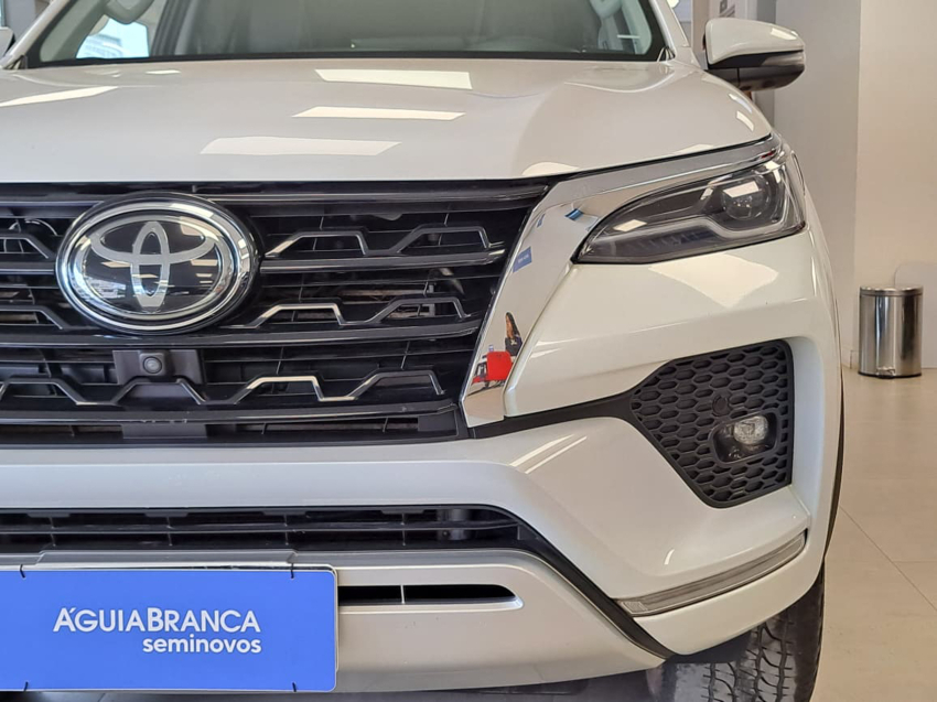 Toyota HILUX SW4 2.8 D-4D TURBO DIESEL SRX 4X4 AUTOMÁTICO 4