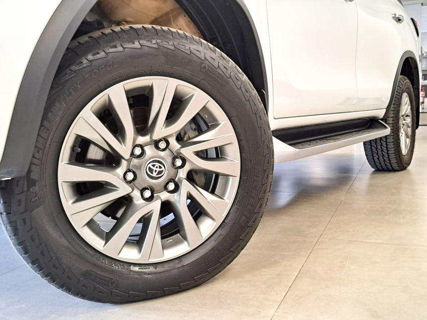 Toyota HILUX SW4 2.8 D-4D TURBO DIESEL SRX 4X4 AUTOMÁTICO 2