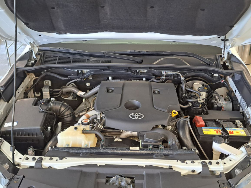 Toyota HILUX SW4 2.8 D-4D TURBO DIESEL SRX 4X4 AUTOMÁTICO 6