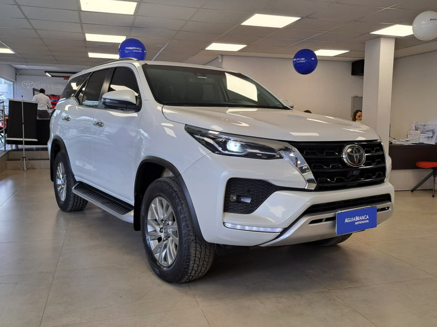 Toyota HILUX SW4 2.8 D-4D TURBO DIESEL SRX 4X4 AUTOMÁTICO 5