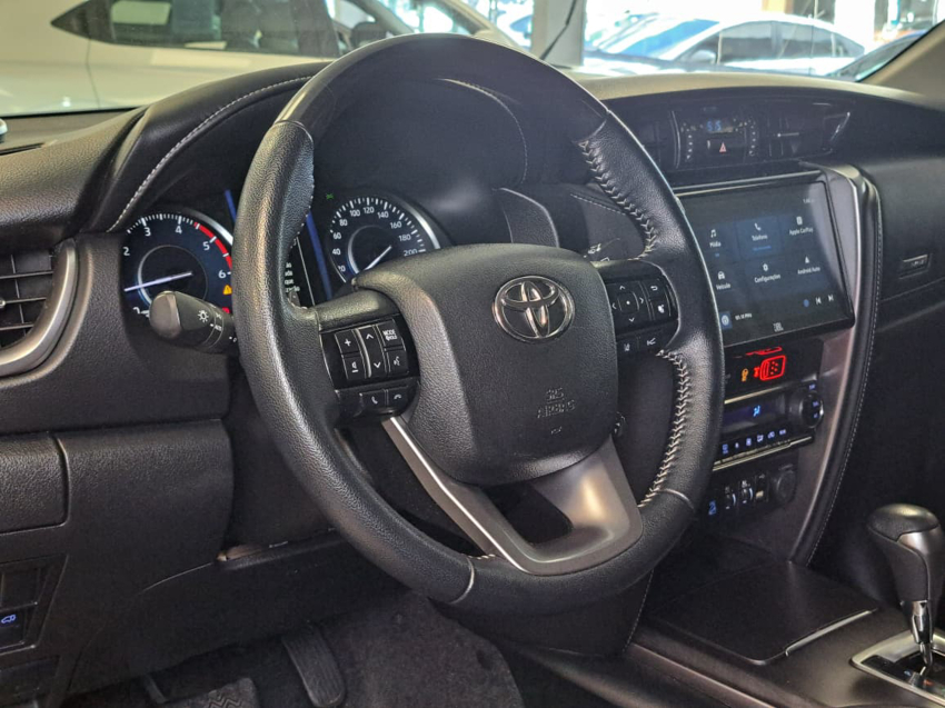 Toyota HILUX SW4 2.8 D-4D TURBO DIESEL SRX 4X4 AUTOMÁTICO 17