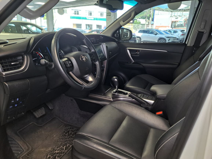 Toyota HILUX SW4 2.8 D-4D TURBO DIESEL SRX 4X4 AUTOMÁTICO 16