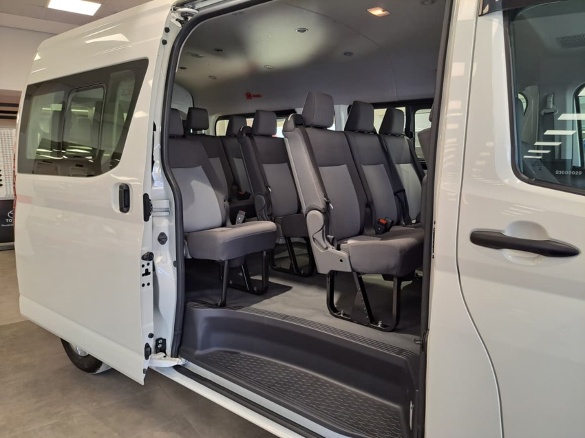 Toyota HIACE 2.8 D-4D TURBO DIESEL MINIBUS 15+1 DX AUTOMÁTICO 24