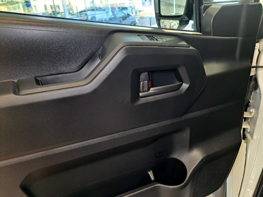 Toyota HIACE 2.8 D-4D TURBO DIESEL MINIBUS 15+1 DX AUTOMÁTICO 22