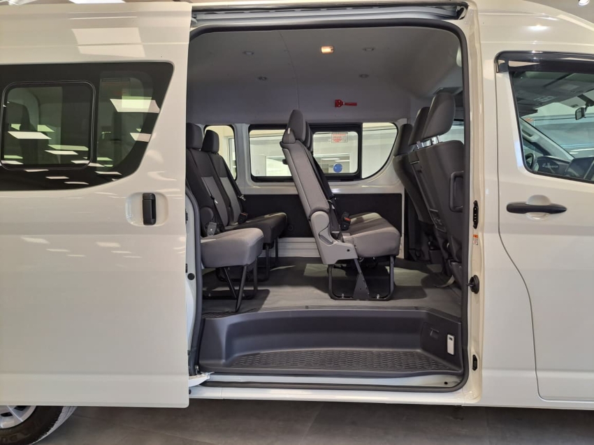 Toyota HIACE 2.8 D-4D TURBO DIESEL MINIBUS 15+1 DX AUTOMÁTICO 25