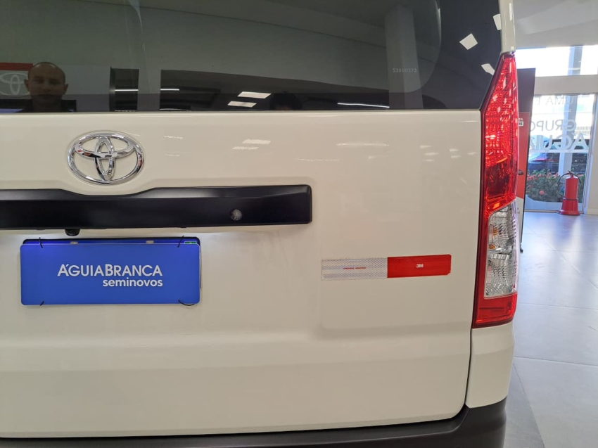 Toyota HIACE 2.8 D-4D TURBO DIESEL MINIBUS 15+1 DX AUTOMÁTICO 9