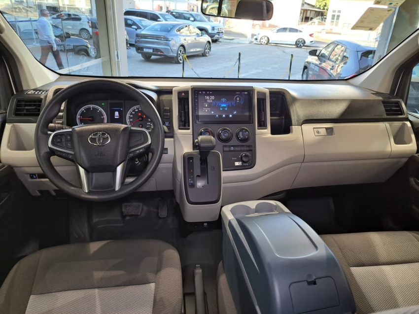 Toyota HIACE 2.8 D-4D TURBO DIESEL MINIBUS 15+1 DX AUTOMÁTICO 15