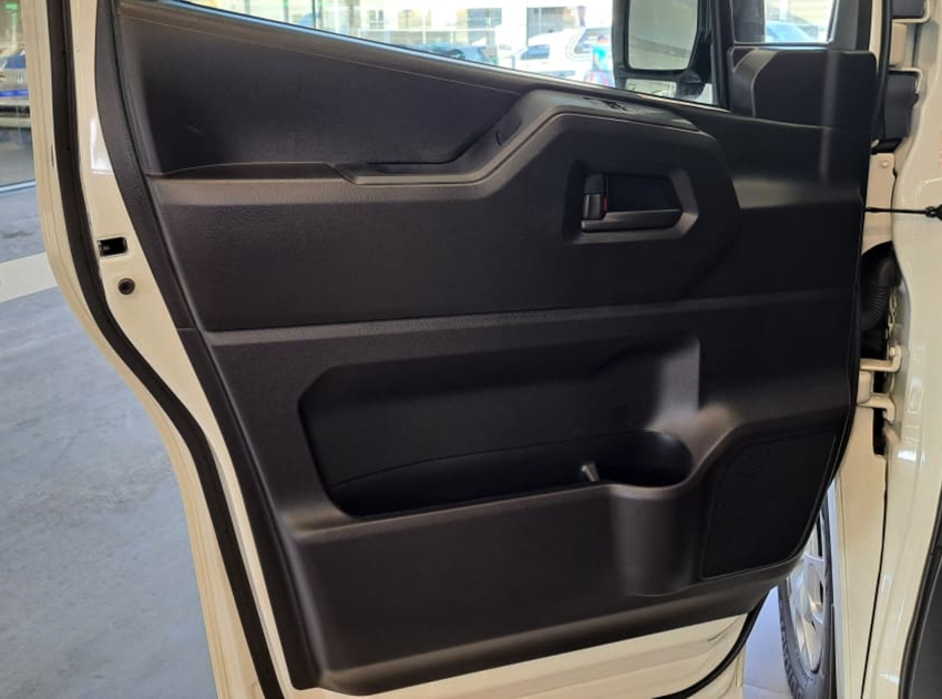 Toyota HIACE 2.8 D-4D TURBO DIESEL MINIBUS 15+1 DX AUTOMÁTICO 21