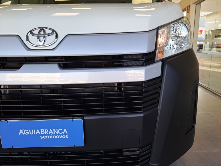 Toyota HIACE 2.8 D-4D TURBO DIESEL MINIBUS 15+1 DX AUTOMÁTICO 4