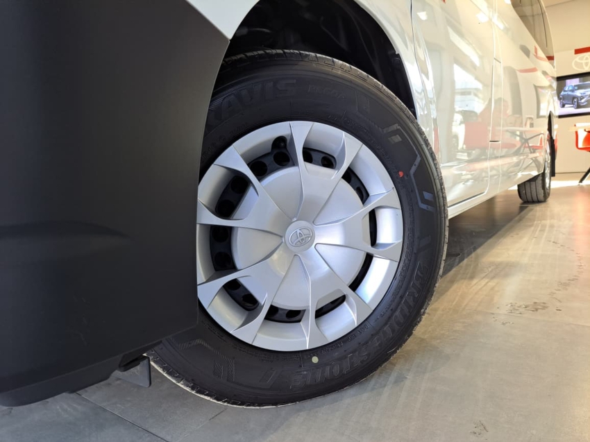 Toyota HIACE 2.8 D-4D TURBO DIESEL MINIBUS 15+1 DX AUTOMÁTICO 2